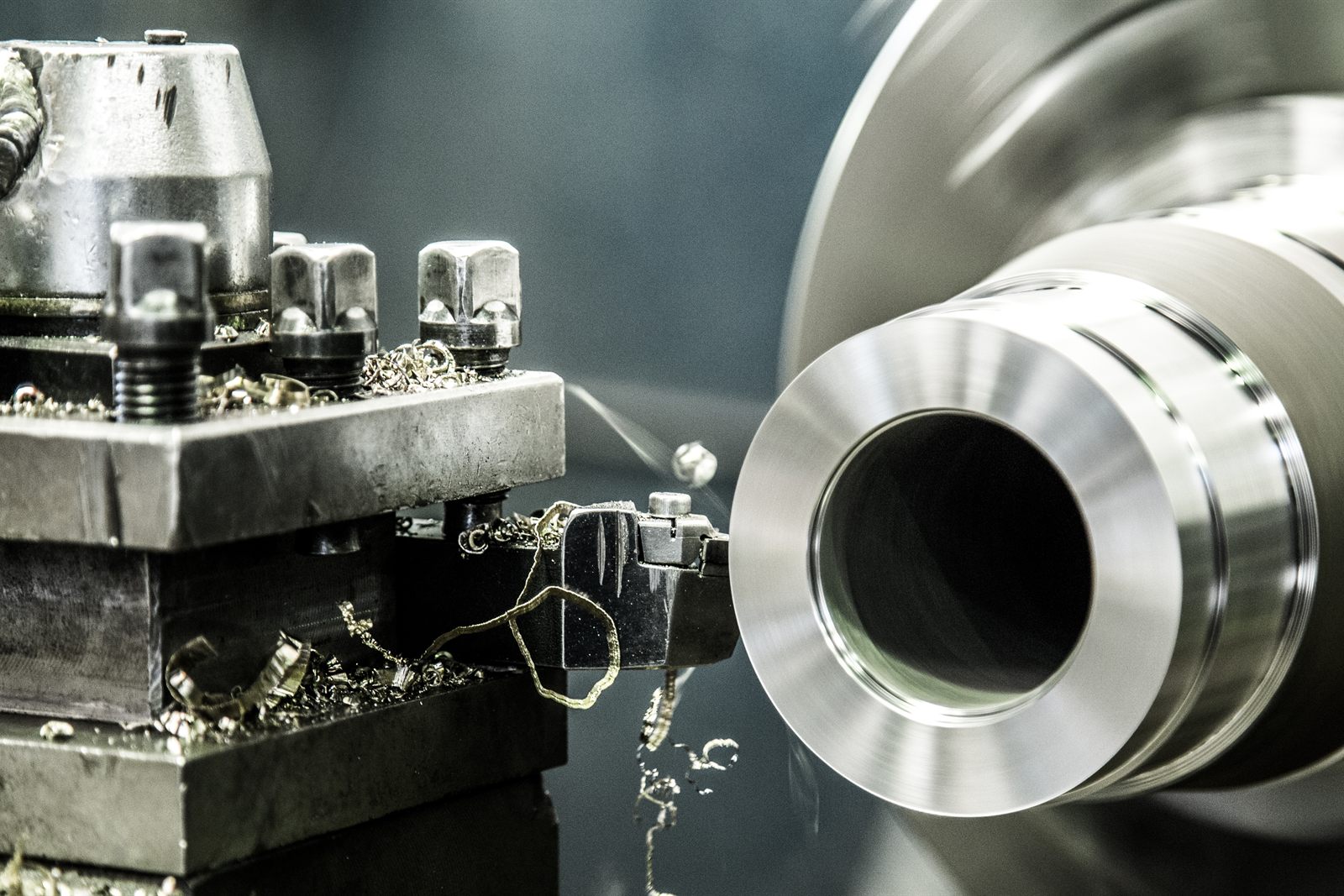 Usinagem convencional para eixos flanges engrenagens e buchas industriais